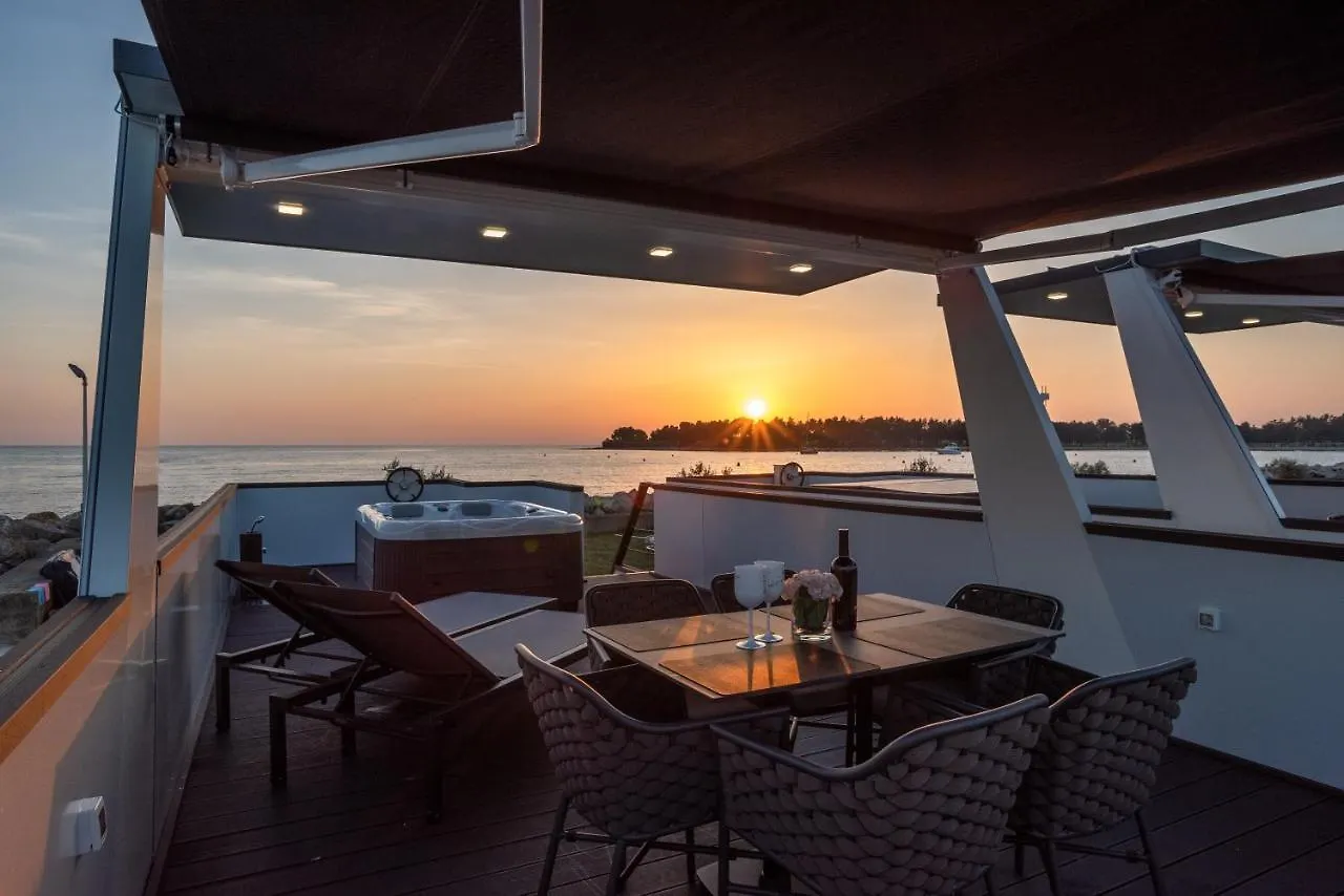 The Sea Lodges Novigrad - Bootshaus Floating Sea House Botel