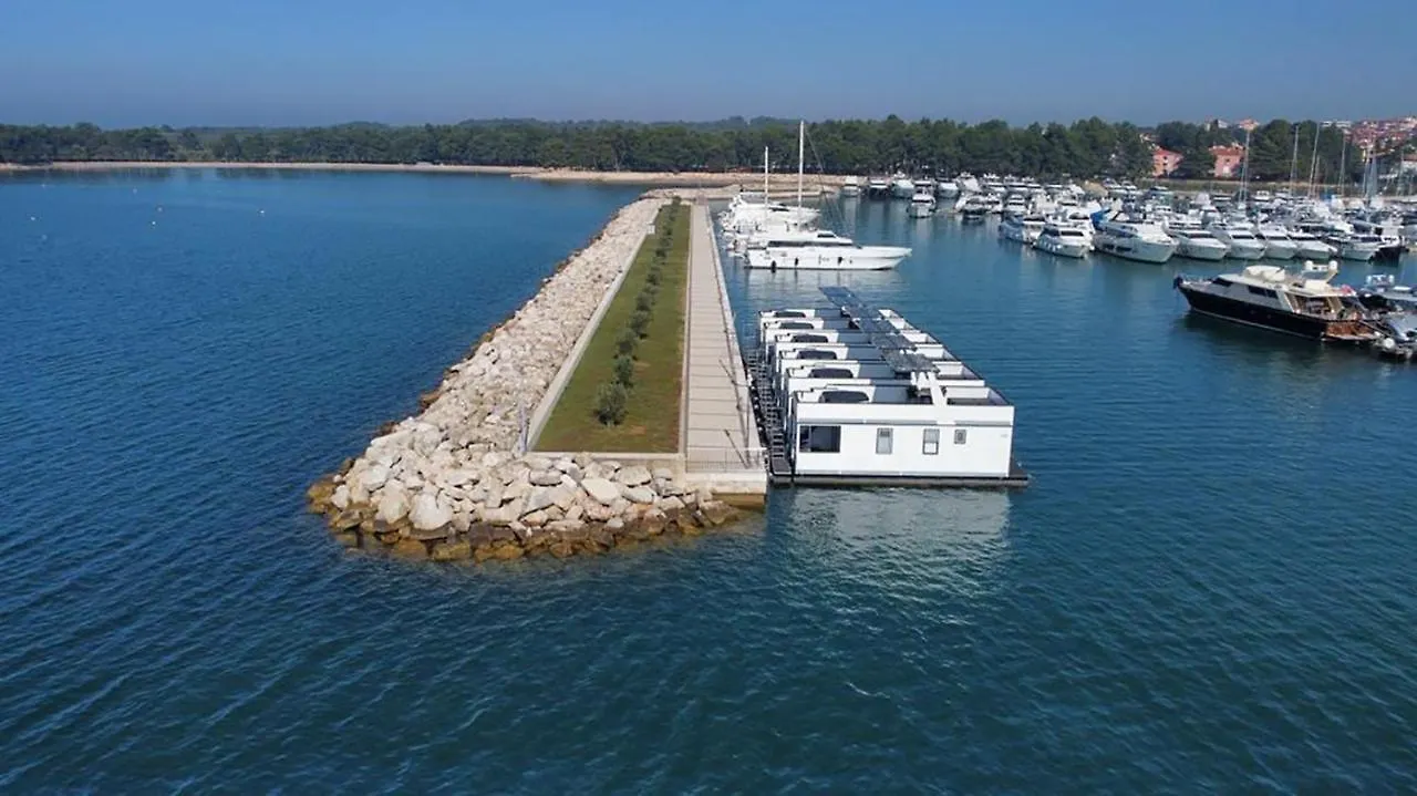 Botel The Sea Lodges Novigrad - Bootshaus Floating Sea House