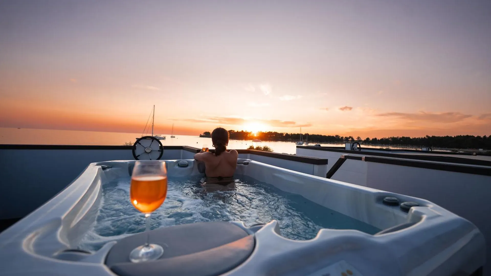 Botel The Sea Lodges Novigrad - Bootshaus Floating Sea House Croatia
