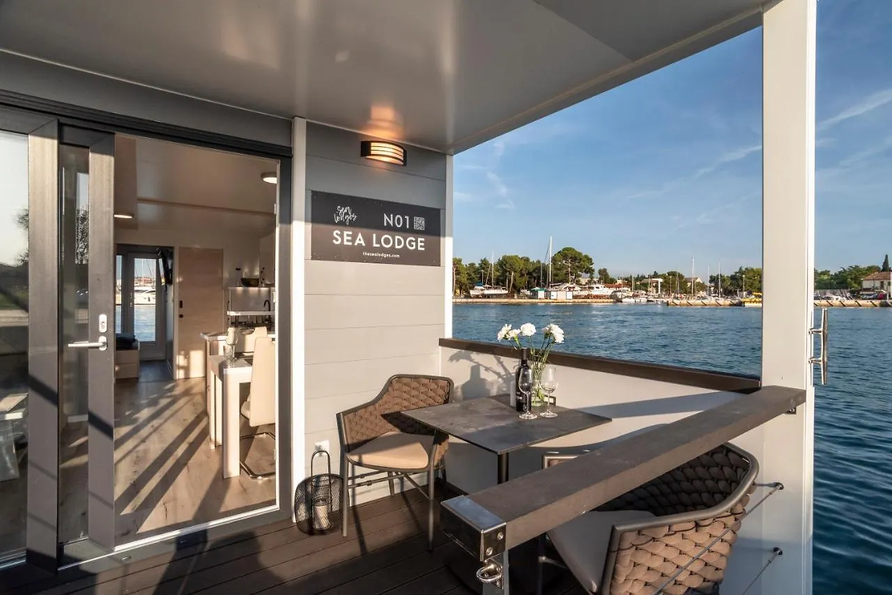 The Sea Lodges Novigrad - Bootshaus Floating Sea House
