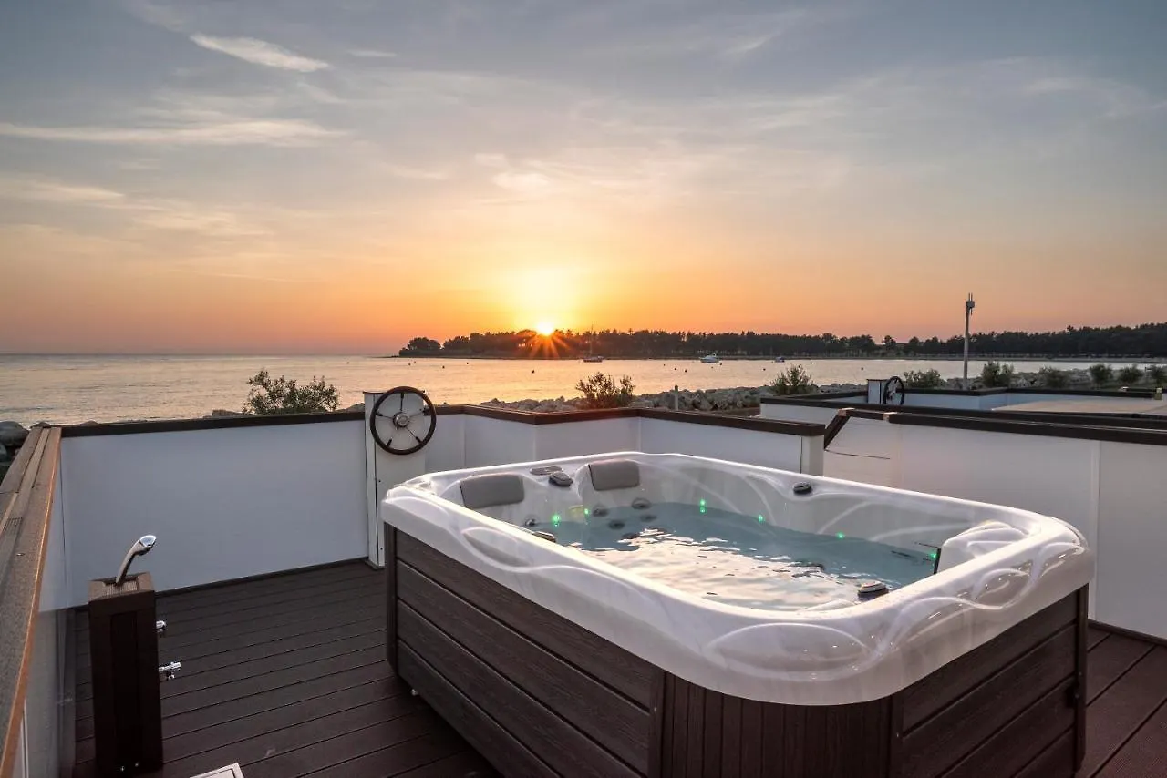 Botel The Sea Lodges Novigrad - Bootshaus Floating Sea House