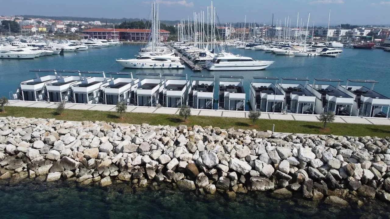The Sea Lodges Novigrad - Bootshaus Floating Sea House Croatia