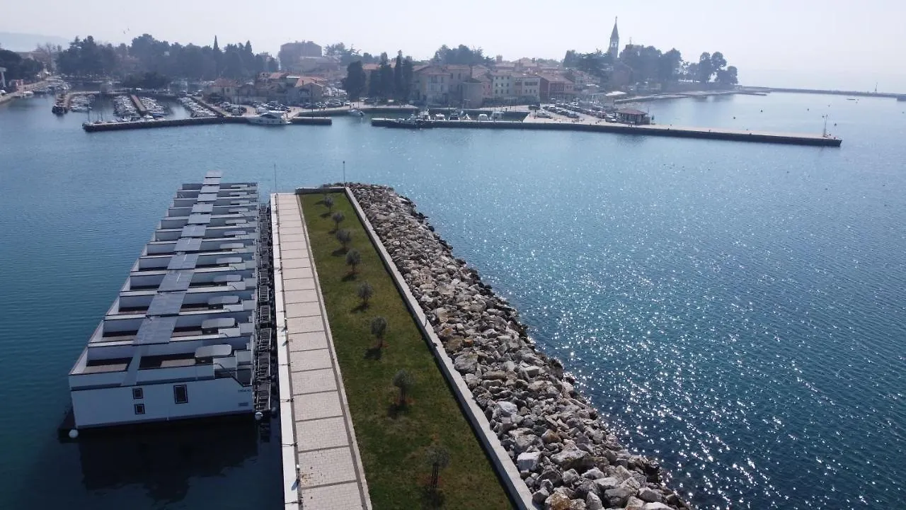 The Sea Lodges Novigrad - Bootshaus Floating Sea House Botel Novigrad (Istria)