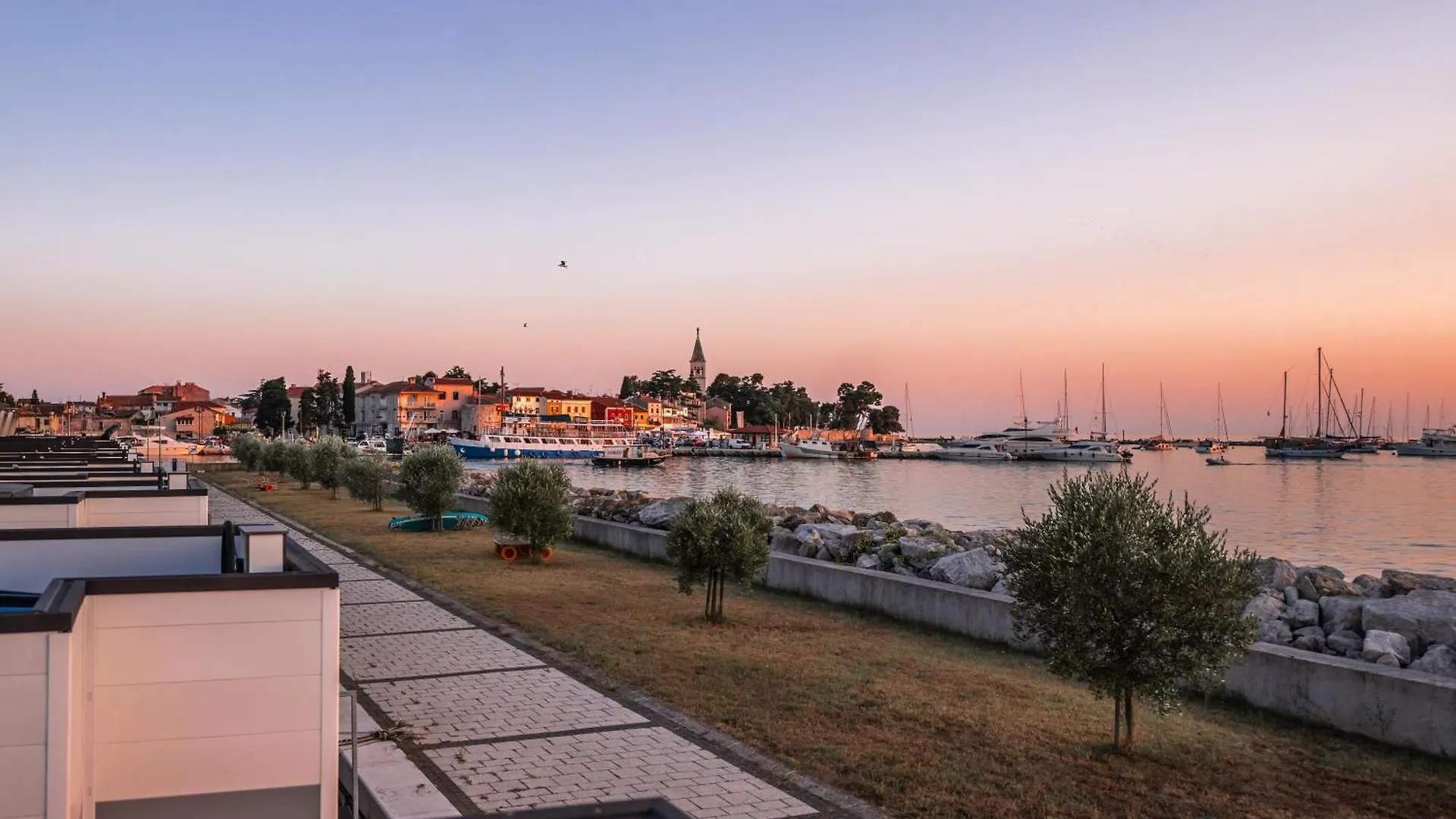 The Sea Lodges Novigrad - Bootshaus Floating Sea House Botel Novigrad (Istria)