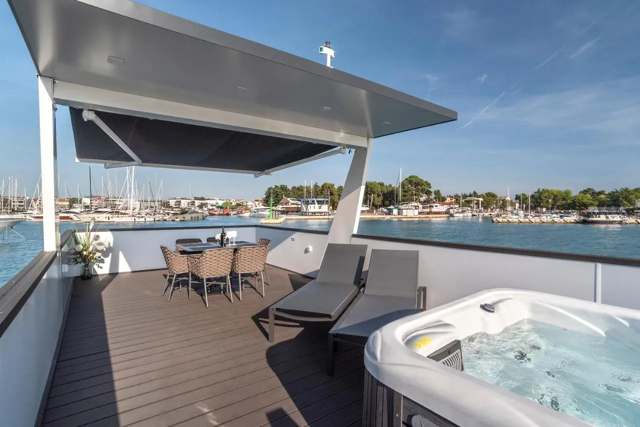 The Sea Lodges Novigrad - Bootshaus Floating Sea House Båthotell