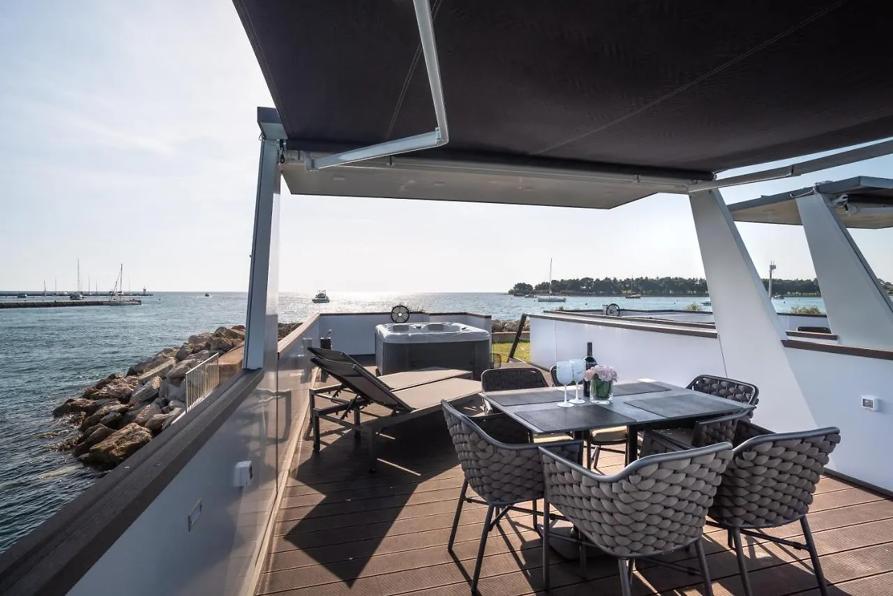 The Sea Lodges Novigrad - Bootshaus Floating Sea House Kroatien