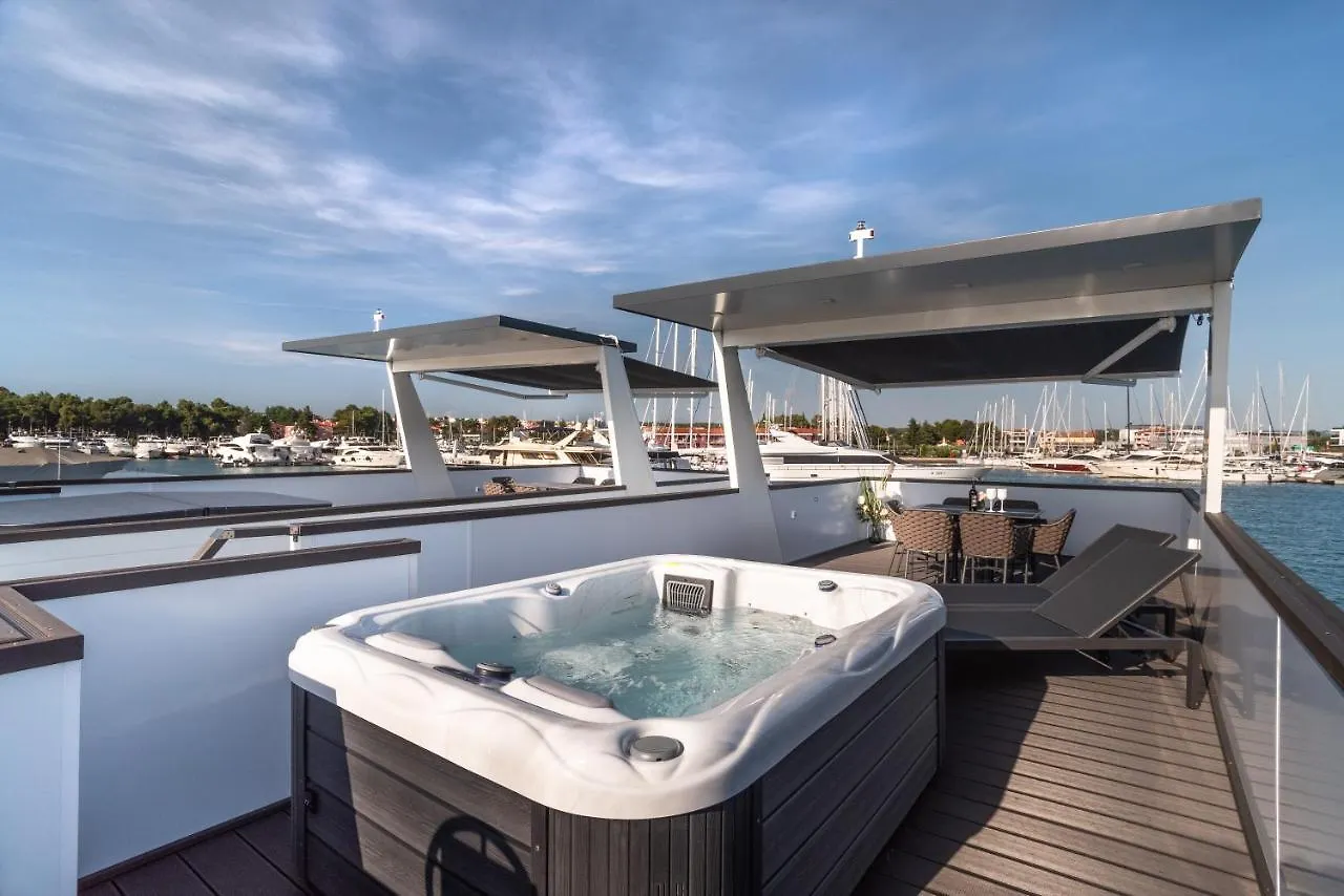 The Sea Lodges Novigrad - Bootshaus Floating Sea House Kroatien